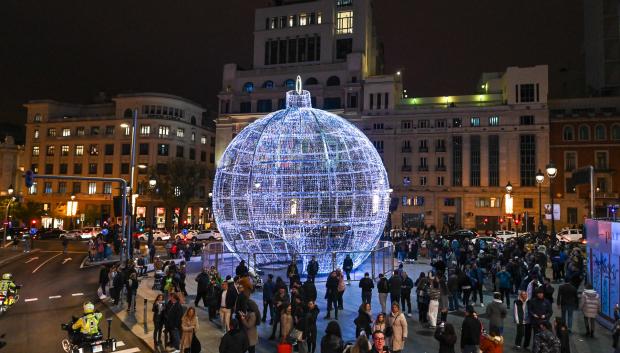 Con fuegos artificiales y una cuenta atrás multitudinaria se ha dado bienvenida a las navidades de 2022, que contarán con dos novedades principales en la capital: el gran nacimiento en tres dimensiones (3D) instalado en la plaza de Colón, y el abeto luminoso de 35 metros instalado en la Puerta del Sol que se encenderá el próximo 4 de diciembre