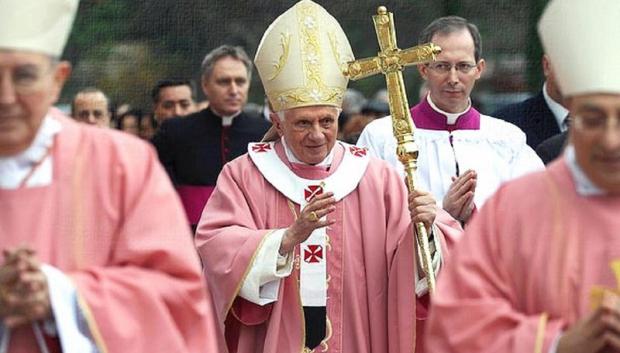 El Papa Benedicto XVI, portando la casulla rosa