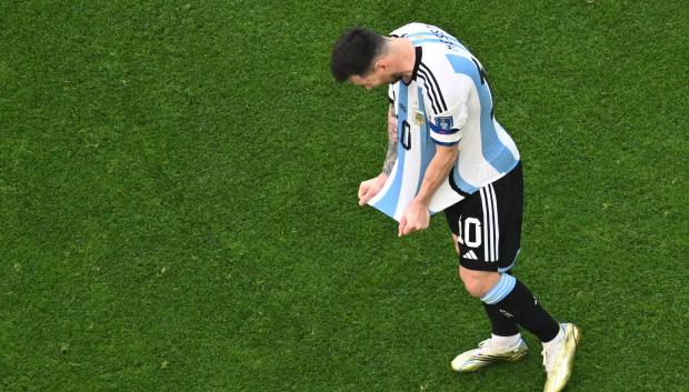 Desesperado, Leo Messi no pudo evitar la sorprendente derrota ante Arabia Saudí en el debut