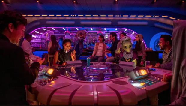 Una cantina extraterrestre en el Star Wars: Galactic Starcruiser, una oportunidad única de tomar algo en un bar marciano