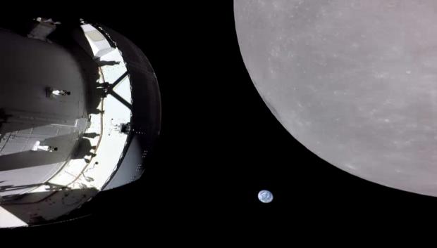 La nave Orion, cercana a la Luna y con el planeta Tierra de fondo