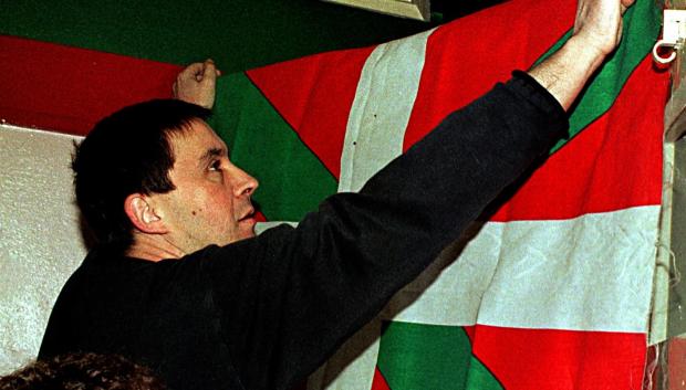 Arnaldo Otegi coloca una ikurriña, bandera nacionalista vasca, antes de una rueda de prensa de Herri Batasuna en 1999