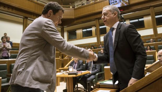 El parlamentario vasco y presidente de Sortu, Hasier Arraiz, se despide del lehendakari Iñigo Urkullu tras ser inhabilitado por pertenencia a grupo terrorista