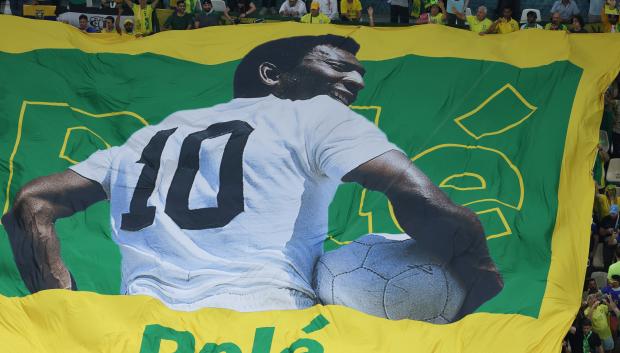 Pancarta en apoyo a Pelé desplegada por la hinchada brasileña en Qatar