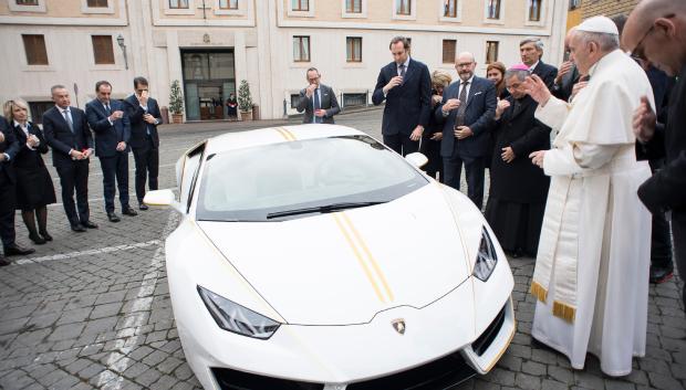 El Papa Francisco bendice el deportivo de lujo Lamborghini en noviembre de 2017.