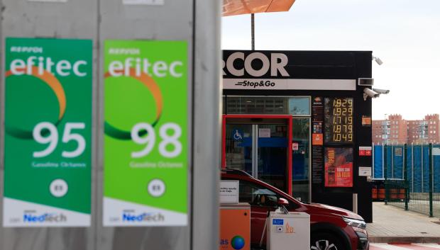 Pese a que el diésel ha superado a la gasolina, el precio de los carburantes ha bajado