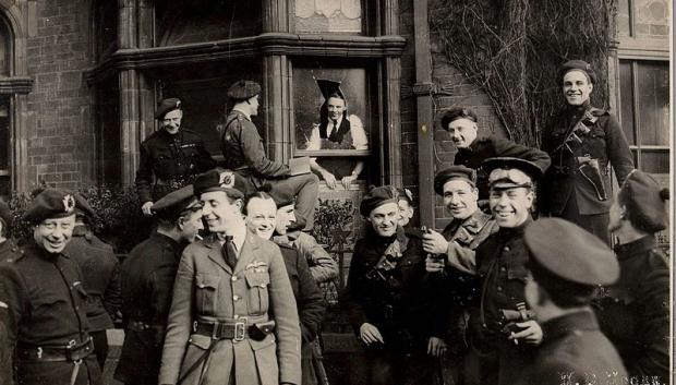 Black and Tancs frente a un hotel en Dublín - Abril de 1921