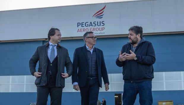 El portavoz parlamentario de Vox en Andalucía, Manuel Gavira, visita la empresa Pegasus Aero Group en Palma del Río