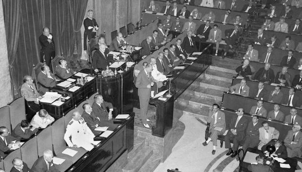 El ministro de Hacienda Mariano Navarro Rubio expuso en las Cortes el 28 de julio de 1959, junto al titular de Comercio Alberto Ullastres, las líneas maestras del programa de liberalización