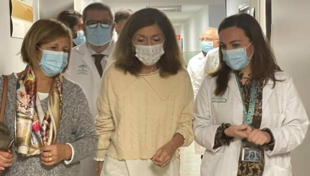 La delegada de Salud y Consumo de la Junta de Andalucía en Córdoba, María Jesús Botella (centro), en el Hospital Infanta Margarita