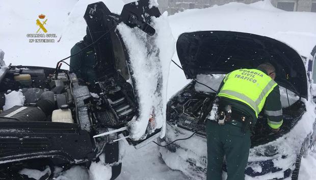 Un Guardia Civil ayuda a arrancar un coche sin batería en plena nevada