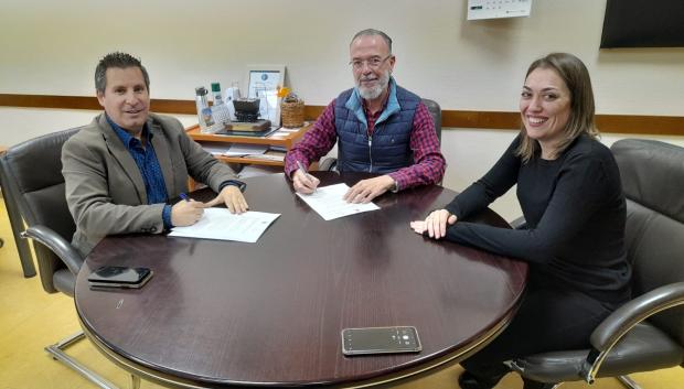 Firma del convenio entre el Ayuntamiento de Peñarroya y Futuro Singular