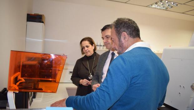 José María Bellido y Blanca Torrent en las instalaciones de 3dBiotech
