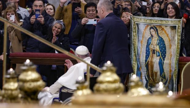 El Papa Francisco, al final de la Misa, ante la imagen de la Virgen de Guadalupe
