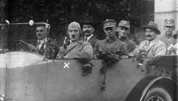 Adolf Hitler en una gira propagandística en 1923