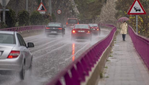 Días sin parar de llover pasan factura a las calles y a los coches