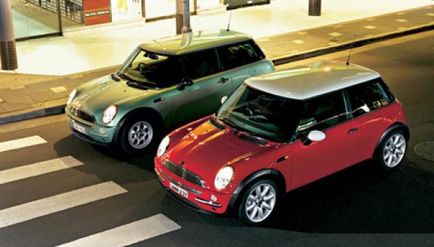 Hace ya años que se ofrecen carrocerías bicolor con el techo blanco