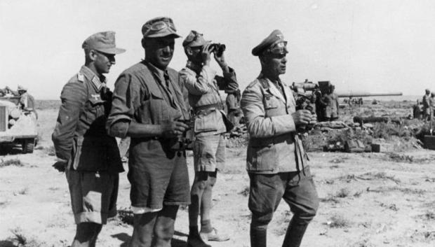 Rommel supervisando el campo de batalla el 18 de junio de 1942, durante la Primera Batalla de El Alamein