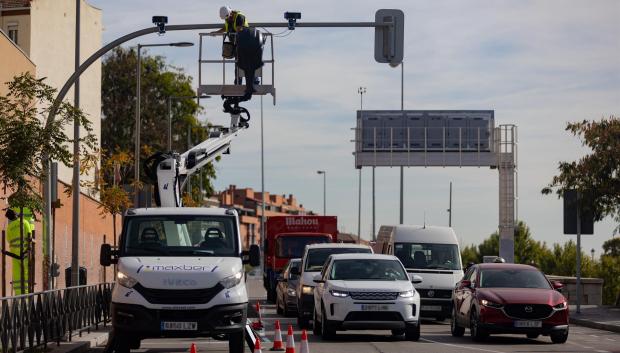 Instalación de cámaras de control de matrículas y etiquetas en la capital