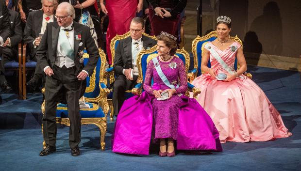 El Rey Carl Gustaf y la Rina Silvia con la Princesa heredera Victoria y el príncipe Daniel