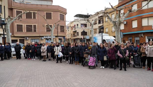 Vecinos de Quintanar del Rey (Cuenca) guardan un minuto de silencio en la plaza Mayor del municipio este jueves
