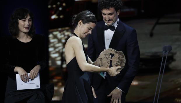 La actriz Laia Costa (c) recibe el galardón a la Interpretación Femenina por "Cinco Lobitos", durante la gala de entrega de los Premios Forqué