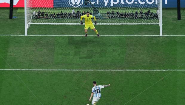Messi adelantó a Argentina en la final del Mundial de penalti