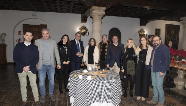 Momento del desayuno con los medios