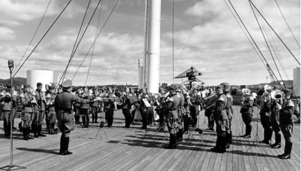 Orquesta de la policía militar tocando en la cubierta (Oslo, 1940)