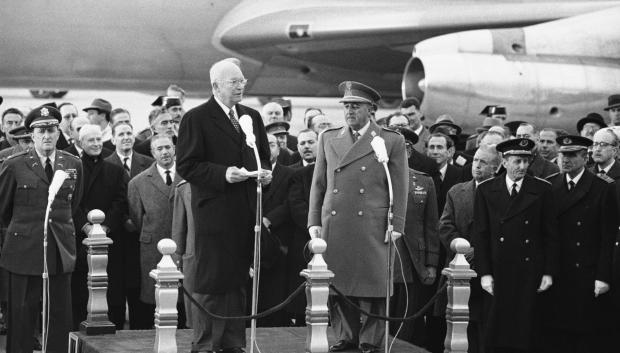 La llegada del presidente Eisenhower a la base aérea de Torrejón de Ardoz