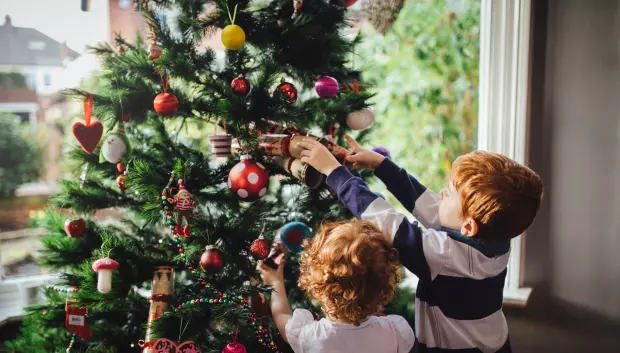 Decorar el árbol de Navidad