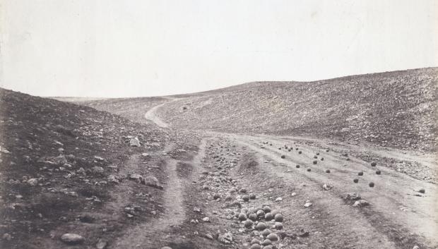Valle de la Sombra de la Muerte, de Roger Fenton, uno de las fotografías más famosos de la Guerra de Crimea