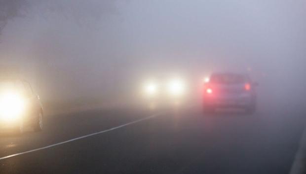 Si encendemos las largas, el haz de luz se refleja en la niebla y se empeora la visibilidad