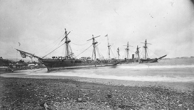 Otro ángulo de los barcos de guerra destrozados