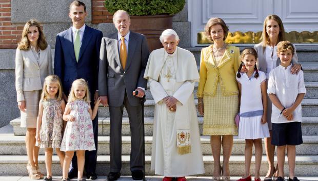 El Papa Benedicto XVI junto a la familia real española en el Palacio de la Zarzuela, en 2011