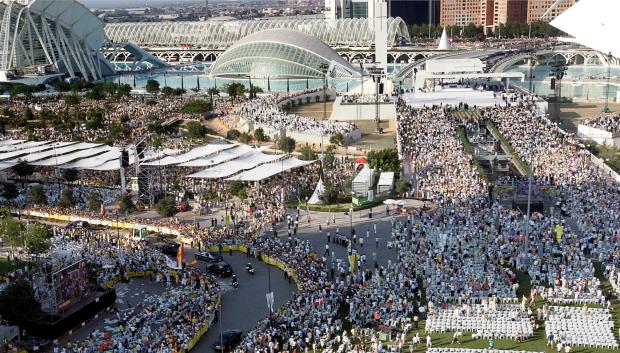 Vista aérea de la gente congregada en la Ciudad de las Artes de Valencia por la visita del Papa