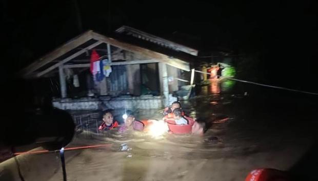 Rescate de personas atrapadas en sus casas el día de Navidad por las inundaciones