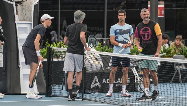 Novak Djokovic en un entrenamiento junto a Jannik Sinner en Adelaida