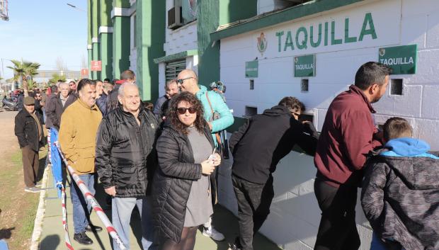 Largas colas en las taquillas del Estadio Príncipe Felipe de Cáceres