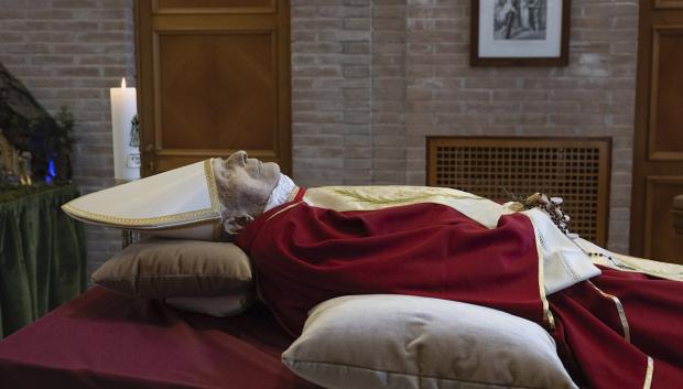 Imagen facilitada del papa emérito Benedicto XVI en su capilla ardiente en el Vaticano. EFE/ Vatican Media