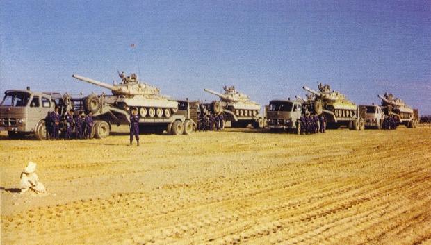 Cuatro carros de combate medios AMX-30 a bordo de las góndolas utilizadas para desplazamientos a grandes distancias