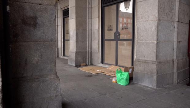 Cartones y bolsas de plástica de la gente que duerme en la Plaza Mayor