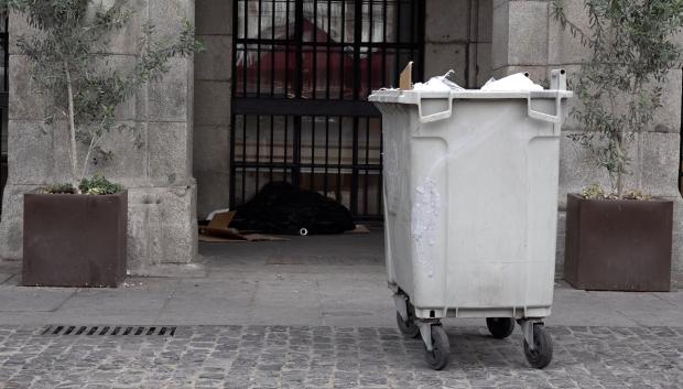 Uno de los contenedores de basura que hay en la Plaza Mayor