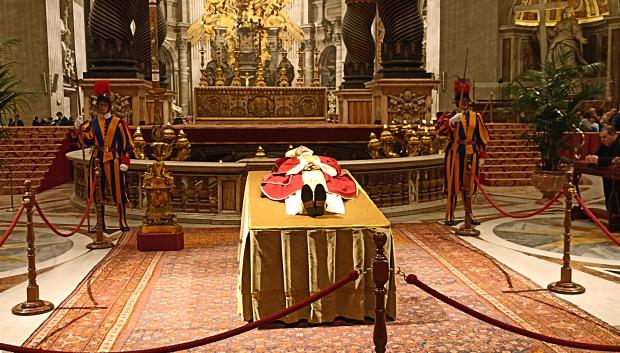 Capilla ardiente de Benedicto XVI en la Basílica de San Pedro