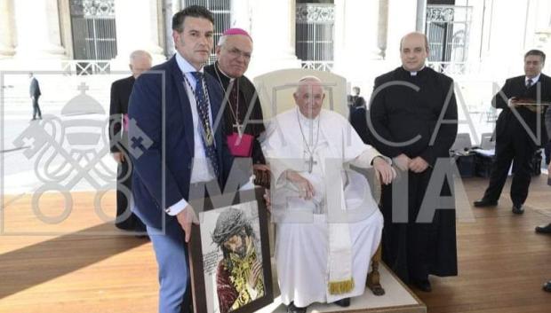 Entrega del azulejo al Papa Francisco