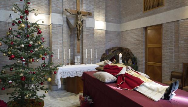 La capilla ardiente privada de Benedicto XVI en el monasterio Mater Ecclesiae
