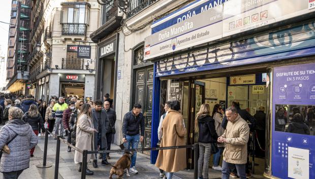 Largas colas a las puertas de la administración de lotería de Doña Manolita este jueves en Madrid, en la víspera de celebración del Sorteo de "El Niño"