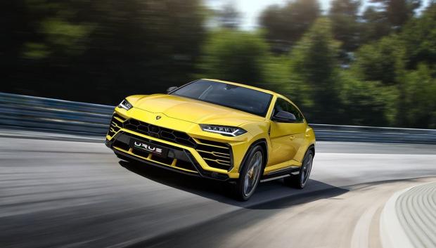 Lamborhini Urus S. Lambo también está presente en la moda SUV con este modelo, el coche por excelencia de los futbolistas. Benzema tiene una unidad en color amarillo. Cuesta 265.000 euros en su versión S, con un motor de 665 caballos, ha perdido ventas respecto al año pasado pero sigue siendo en más vendido de su especie. Alcanza los 305 kilómetros a la hora