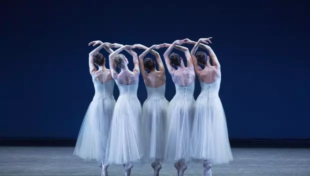 Serenade es un hito en la historia de la danza. Coreografiado por Jorge Balanchine