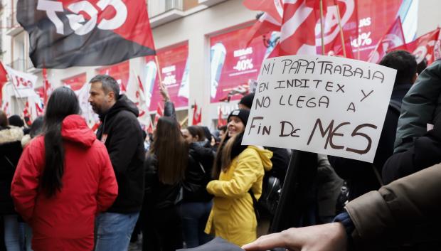 Manifestación de trabajadores delante de una tienda del grupo Inditex en el centro de Madrid este sábado